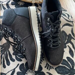 Women’s short hiking boots Lace up with contrasting thick sole. Grayish metallic